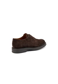 Scarpa in suede marrone con punta rotonda, design con lacci e superficie tessurizzata. Presenta una robusta suola in gomma nera per una maggiore durabilità.