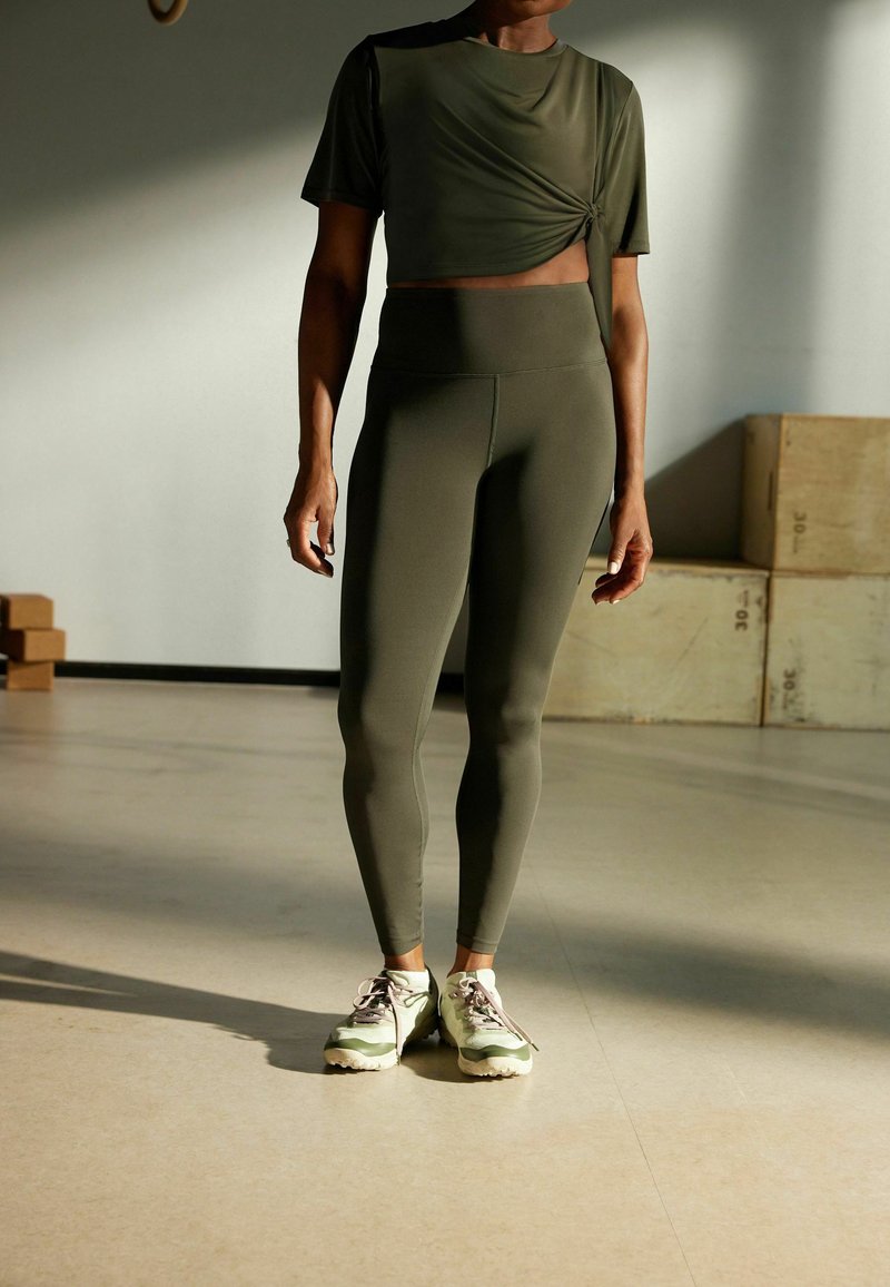 Next YOGA - Legíny - kalhoty  - khaki green