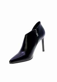 Stivaletto in pelle nera con punta affilata e chiusura con zip laterale. Presenta un tacco a spillo e una superficie liscia e lucida.