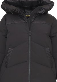 Giacca a vento nera con cappuccio, zip frontale e tasche laterali testurizzate. Realizzata in un materiale liscio e resistente all'acqua con un motivo geometrico.