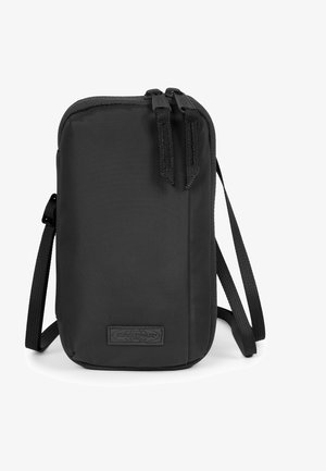Borsa a tracolla nera in nylon con forma rettangolare, chiusura con zip, tracolla regolabile e un'etichetta con logo sulla parte anteriore. Superficie texture.