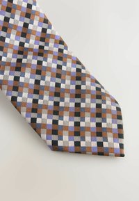Slipsestilling med et ternet mønster i brune, sorte, hvide, lavendel og blå nuancer. Stoffet har en glat tekstur med en let glans.