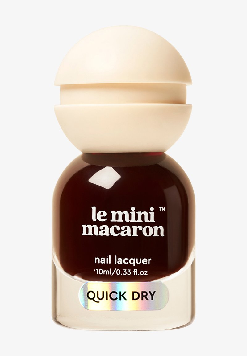 Botella de esmalte de uñas Le Mini Macaron de color marrón oscuro, con tapa redondeada de crema, etiquetada como "secado rápido", que contiene 10 ml de producto.