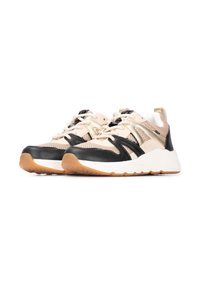 Zapatillas deportivas negras y beige con una parte superior de malla, superposiciones texturizadas, cordones beige y una entresuela blanca. Suela de goma con acabado color goma.