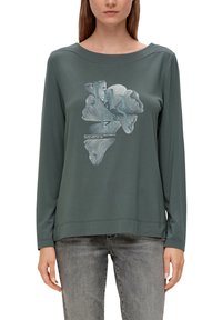 Groene longsleeve shirt van zachte stof, met een grafisch ontwerp van gelaagde bladeren en lichte teksten. Casual fit en ronde hals.