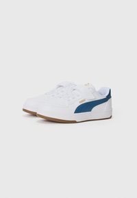 Baskets blanches avec des accents bleus, tige en synthétique texturé, languette rembourrée et sangle velcro. Présente une semelle extérieure en caoutchouc gomme et un détail de logo en doré.