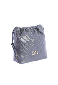 Bolso de cuero gris acolchado con cierre fruncido en la parte superior, con herrajes dorados y patrones de costura diagonal. Diseño compacto adecuado para uso casual.