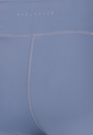 Blå sportsshorts med en glat tekstur, der har et tætsiddende design og syninger. Logoet "ENDURANCE" vises på linningen.