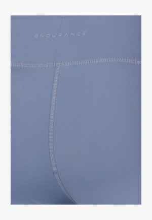Blå sportsshorts med en glat tekstur, der har et tætsiddende design og syninger. Logoet "ENDURANCE" vises på linningen.