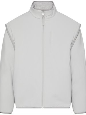 Světlá šedá prošívaná bunda s vysokým límcem, zapínáním na zip a bočními kapsami. Vyrobena z měkké tkaniny s hladkou strukturou a minimalistickým designem.