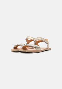 Metalliska guld sandaler med öppen tå-design, som har dekorativa utskärningar, justerbara remmar och en texturerad gummisula.