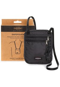 Pochette nera in nylon compatto con design piatto, dotata di tasca frontale con zip, tracolla regolabile e dettagli con logo. Include imballaggio.