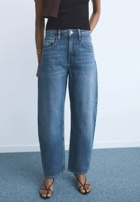 Lichtblauwe denim wide-leg jeans met een hoge taille, voorzien van een klassieke vijf-pocketstijl en subtiele wrijving op de voorkant.