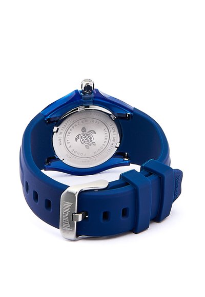 Reloj de silicona azul con caja redonda, herrajes plateados y una correa texturada con patrón. Detalles grabados en la parte trasera de acero inoxidable.
