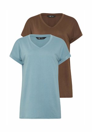 Zwei schlichte V-Ausschnitt-T-Shirts mit kurzen Ärmeln, eines hellblau vorne und eines braun dahinter, flach auf weißem Hintergrund angeordnet.