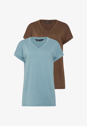 Due T-shirt a maniche corte con scollo a V semplice, una azzurro chiaro davanti e una marrone dietro, disposte in piano su uno sfondo bianco.