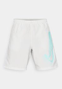 Hvide svømshorts lavet af glat stof, med et blåt gradientlogo-design på højre side og en elastisk talje.