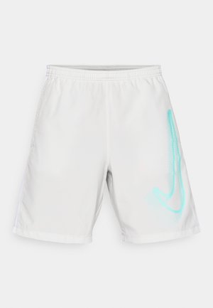 Weiße Badeshorts aus glattem Material, versehen mit einem blauen Verlauf-Logo-Design auf der rechten Seite und einem elastischen Bund.