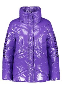 Fialová péřovka vyrobená z lesklého, reflexního materiálu. Má vysoký límec, zapínání na zip a černý text na rukávu.