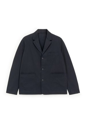 Sort enkeltknappet blazer med tre knapper, hakkede revers, en brystlomme og to nederste forlommer på hvid baggrund.