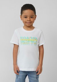 Witte katoenen T-shirt met een "TOKYO" graphic in pastelgroen, blauw en geel met een gestreept ontwerp. Casual pasvorm met korte mouwen.
