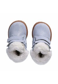 Blauwe suède enkelboots met glanzende afwerking, witte bontvoering en twee verstelbare banden. Rubberen zool voor grip en duurzaamheid.