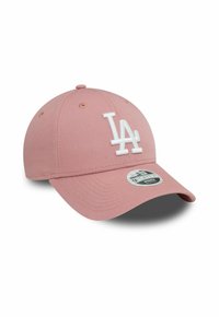 Gorra de béisbol rosa hecha de tela, con un logo bordado en blanco de "LA", visera curvada y un botón redondo en la parte superior.