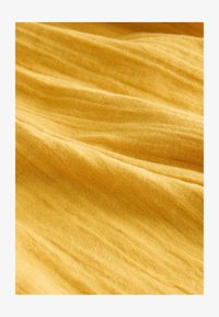 Unselected, ochre yellow giraffe