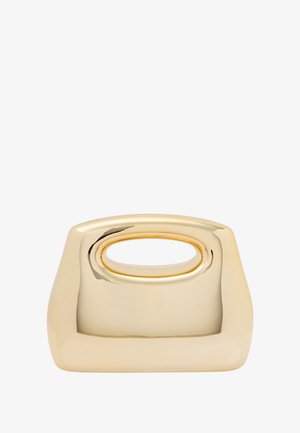 Guldtonet metallisk taske med en glat, skinnende overflade, der har en afrundet top og et bredt udført håndtag. Minimalistisk, skulpturel design.