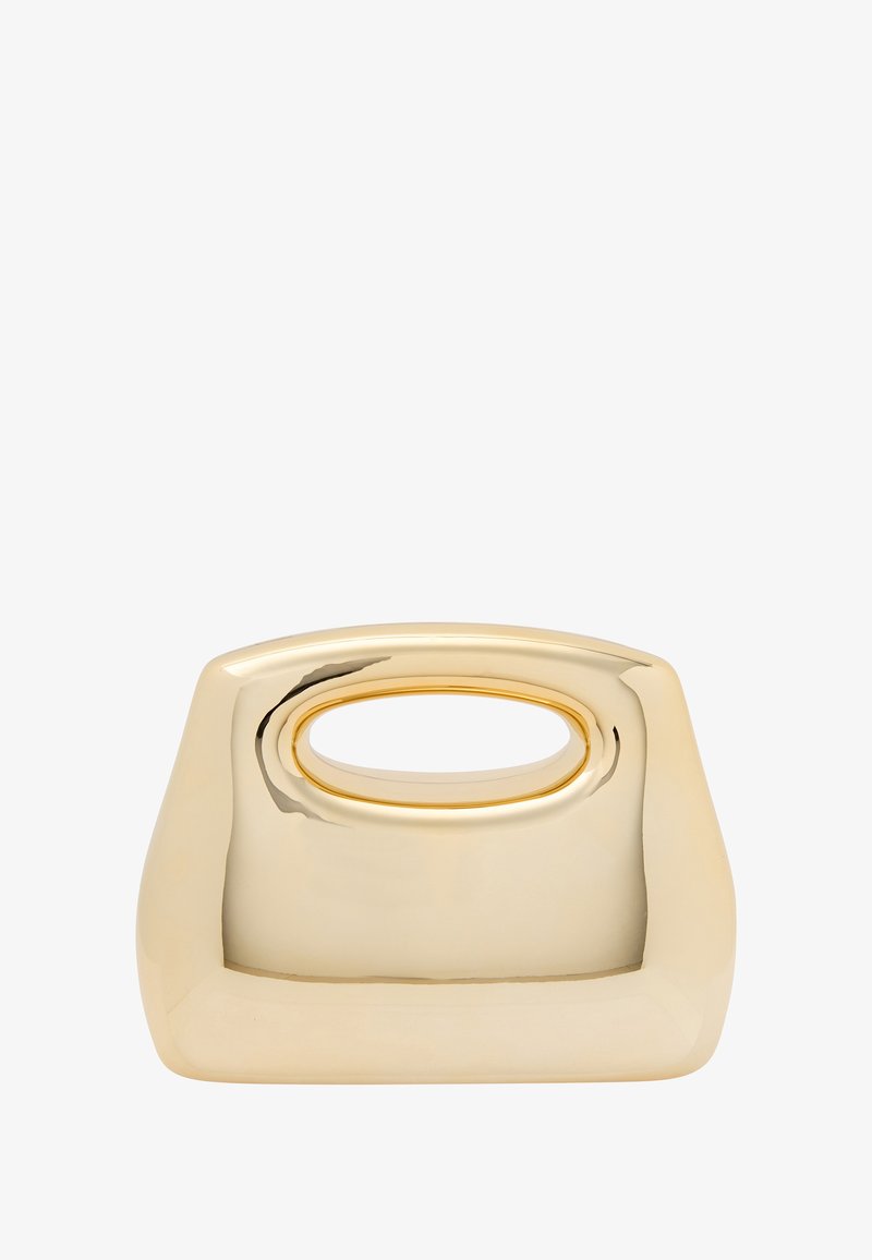 Arany színű fém táska sima, fényes felülettel, lekerekített tetejével és széles kivágott fülével. Minimalista, szoborszerű dizájn.