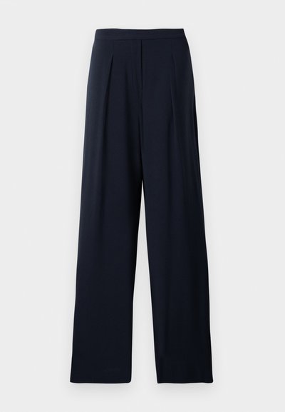 Granatowe spodnie o szerokich nogawkach z plisami, wykonane z miękkiego materiału. Charakteryzują się gładkim pasem i prostym wzornictwem, co sprawia, że są uniwersalne w noszeniu.