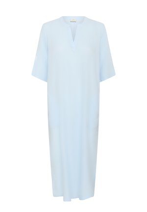 Hellblaues knielanges Kleid mit kurzen Ärmeln, V-förmigem Ausschnitt und zwei aufgesetzten Fronttaschen.