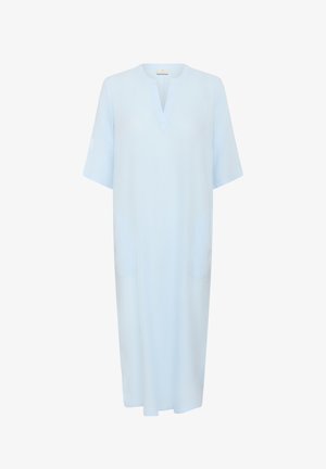 Vestido azul claro hasta la rodilla con mangas cortas, escote en V con muesca y dos bolsillos delanteros de parche.