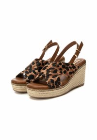 Sandalias de cuña con estampado de leopardo y correas de cuero sintético marrón, diseño de punta abierta y suela de plataforma envuelta en yute. Acentos en dorado.