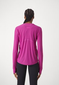HOKA AIROLITE RUN LONG SLEEVE - Ilgarankovis viršutinės dalies drabužis - fuschia