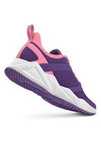 Fioletowy but sportowy z różowymi akcentami, z siateczkową cholewką, teksturowanymi nakładkami, białą amortyzowaną podeszwą oraz pętelką na pięcie.