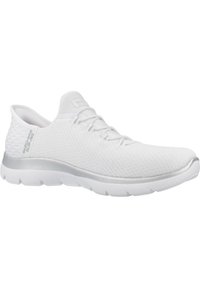 Baskets blanches avec une tige en mesh respirant, un motif texturé et une semelle flexible. Comprend des lacets et un accent argenté au talon.