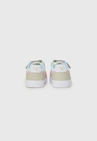 Baskets Puma avec un design coloré, intégrant des accents bleu clair, rose, vert et blanc. Matériaux en cuir et textile, semelle en caoutchouc plate.