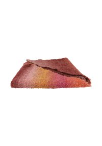 Wollene Decke in Farbverläufen von Rot, Orange und Pink, mit einer weichen, strukturierten Oberfläche. Leicht an einer Ecke gefaltet.