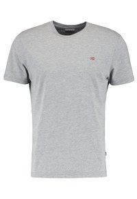 Šedé tričko s krátkým rukávem z bavlny s kulatým výstřihem. Na levé straně na prsou je malý červeno-bílý logo. Měkká textury.