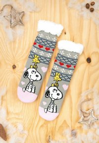 Graue gestrickte Socken mit einem weißen, flauschigen Bündchen, das ein Cartoon-Hundedesign zeigt, rosa Akzente, Herzen und Schneeflockenmuster aufweist.