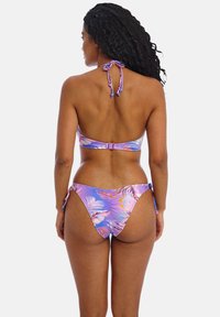 Fialová bikiny s květinovými vzory, s designem za krk a s nastavitelnými vázáními. Lehce, lesklý materiál. Obsahuje sponu na zádech.