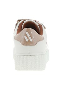 Baskets blanches avec une semelle blanche texturée, des accents marron et un logo sur le talon. Elles présentent un matériau lisse et un col de cheville rembourré.