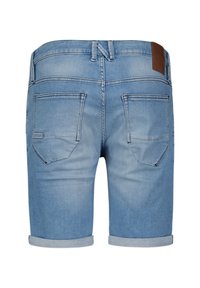 Lichtblauwe denim shorts met opgerolde mouwen, voorzien van twee achterzakken en een leren label op de tailleband. Zachte textuur.