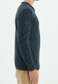 Pull à manches longues pour homme, bleu foncé avec des rayures horizontales. Confectionné en tissu tricoté avec un col et des poignets côtelés.