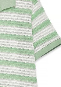 Grøn- og hvidstribet strikket kortærmet skjorte med en vævet tekstur samt en ensfarvet grøn krave og ærmekant.