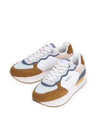 Scarpe da ginnastica con un mix di materiali in suede e tessuto, prevalentemente bianche con dettagli marroni, beige e blu. Design con suola spessa.