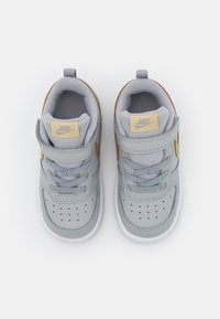 Nike Sportswear NIKE COURT BOROUGH LOW 2 (TD) - Sapatilhas - light smoke grey/metallic gold star/iron grey
