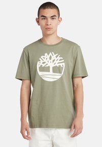 Timberland KENNEBEC RIVER TREE LOGO SHORT SLEEVE TEE - T-shirt print - cassel earth