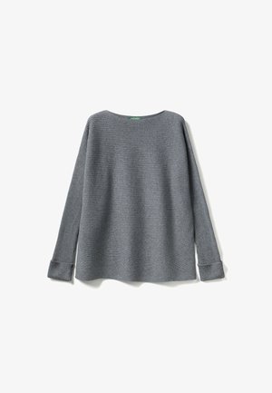 Grauer Pullover mit langen Ärmeln, gerippter Textur, weitem Ausschnitt und lockerer Passform. Die Bündchen haben eine leichte Flare. Etikett sichtbar an der Rückseite.